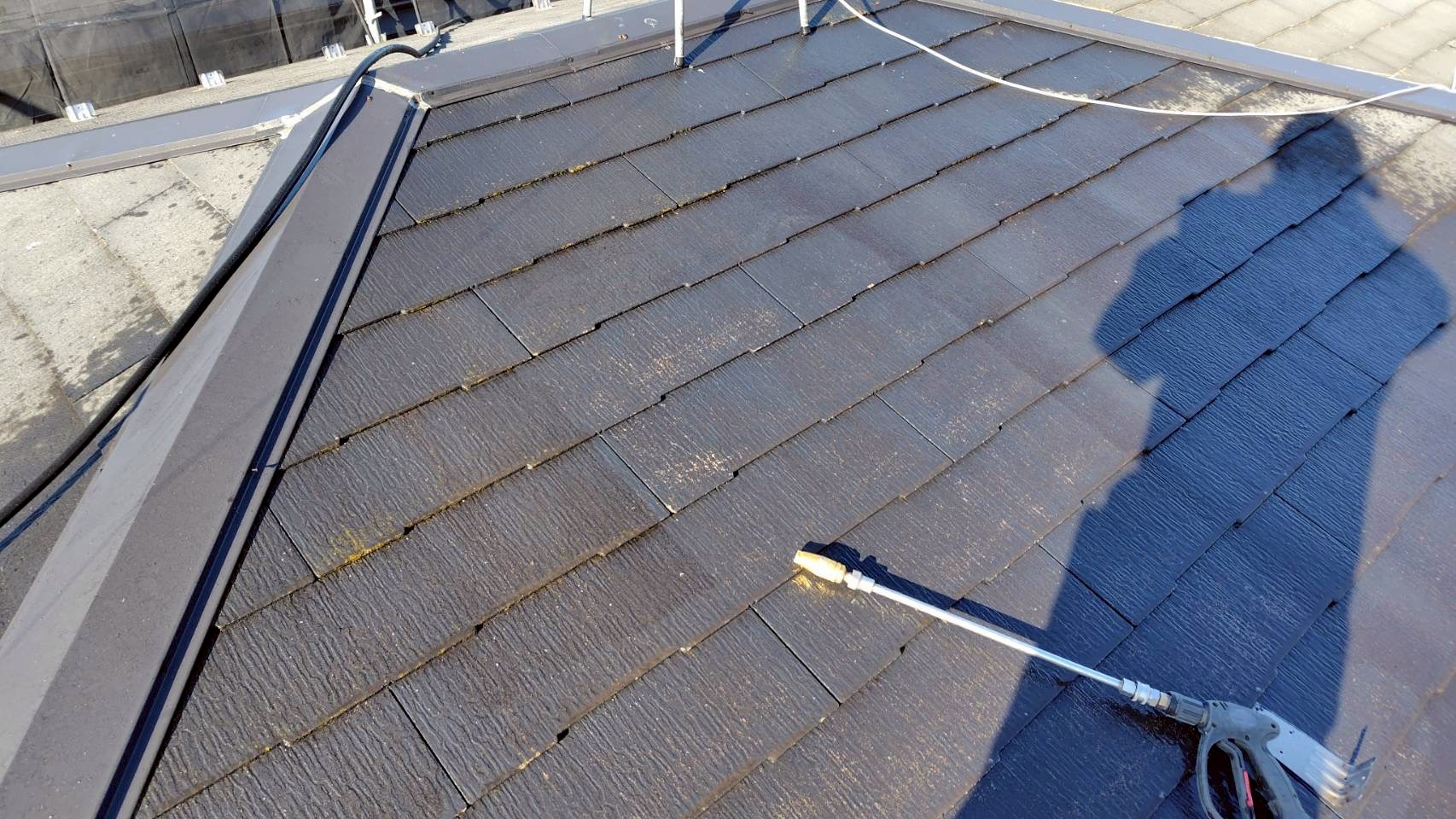 さいたま市桜区で色あせたスレート屋根を塗り替え。ひび割れ・棟板金補修も実施